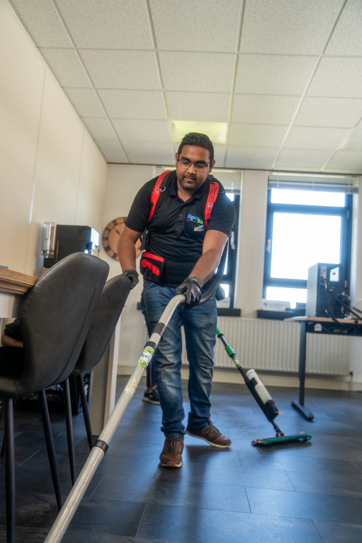Ashmar maakt een kantoor schoon